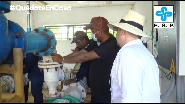 La Empresa de Agua y Aseo llev&oacute; en carrotanques agua a cada vivienda del sector Pto. Los Mangos